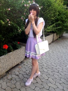 1 Teil 5 Styles Outfit Basic Shirt Pastell Highwaist Rock lila Blumen Blumenkranz verspeilt Look