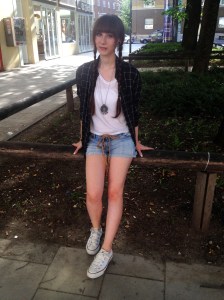 1 Teil 5 Styles Outfit Hotpants Karohemd Chucks Converse Zöpfe Casual
