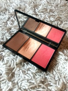 sleek-face-form-light