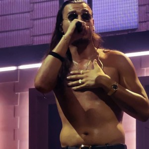 Apache 207 oben ohne auf seinem Konzert in Mannheim.