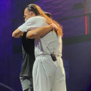 Apache 207 und sein Bruder umarmen sich.