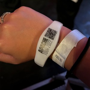 LED Armbänder vom Apache 207 Konzert.